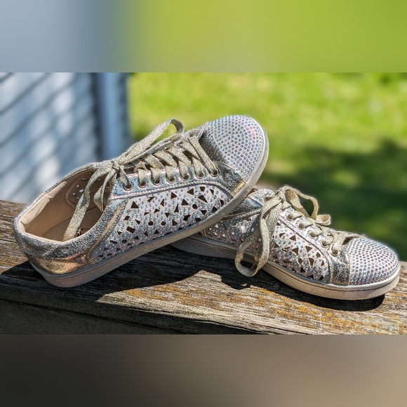 Lady Couture Paris Low Top Laser Cut Sneaker With Rhinesones, Gold - size 38 - Picture 1 of 11